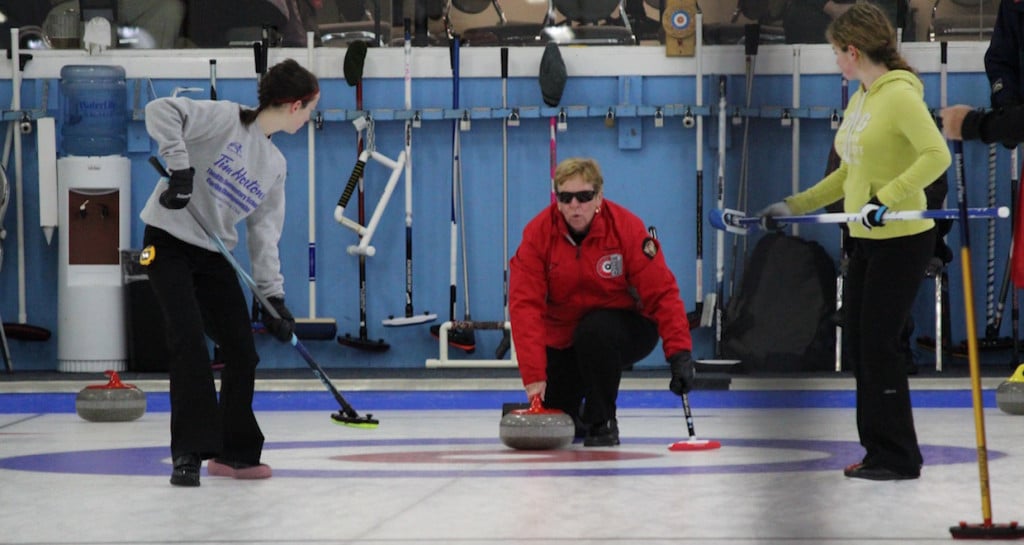 When last-minute entries at the ParaSport 2015 curling competition were short of sweepers, OYCL volunteers joined the action on the ice to help out. (Photo courtesy of M. Bourguignon)