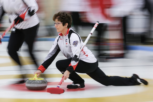 Team Canada lead Cheryl Hall delivers her rock at the 2016 World Seniors Curling Championships in Karlstad, Sweden (WCF/Céline Stucki photo)