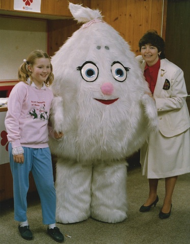 The author stands with her mother and the Scotties mascot at the 1989 Scotties in Kelowna (Photo courtesy Kim Perkins)